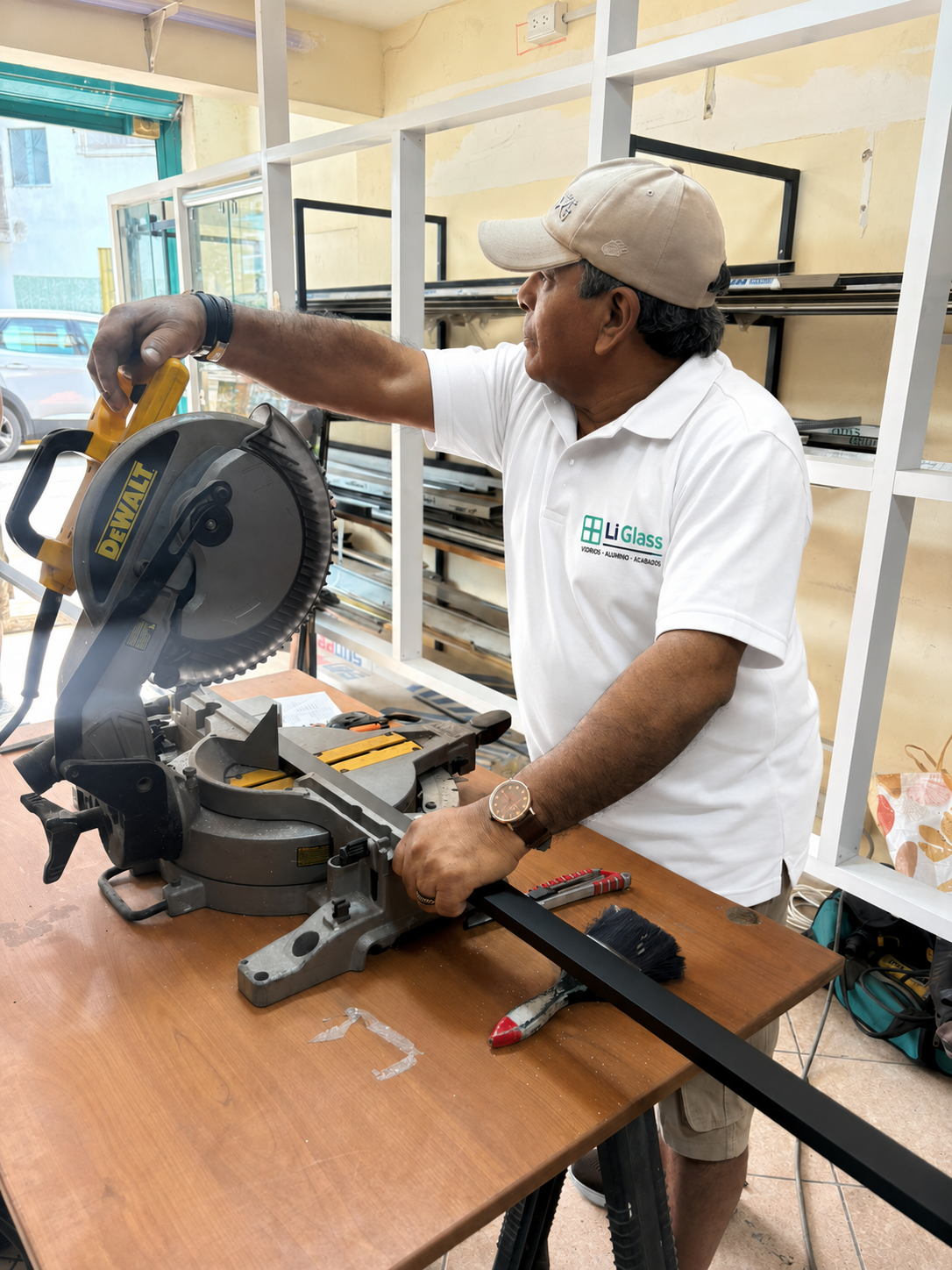 Corte de perfil de aluminio en taller LiGlass