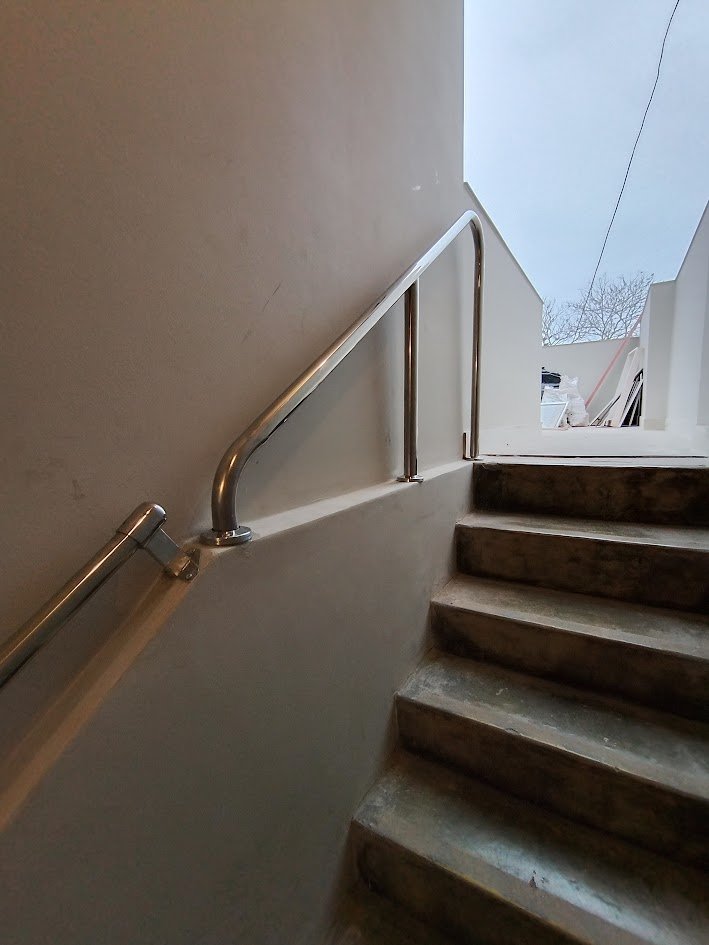 Baranda de acero inoxidable en escalera
