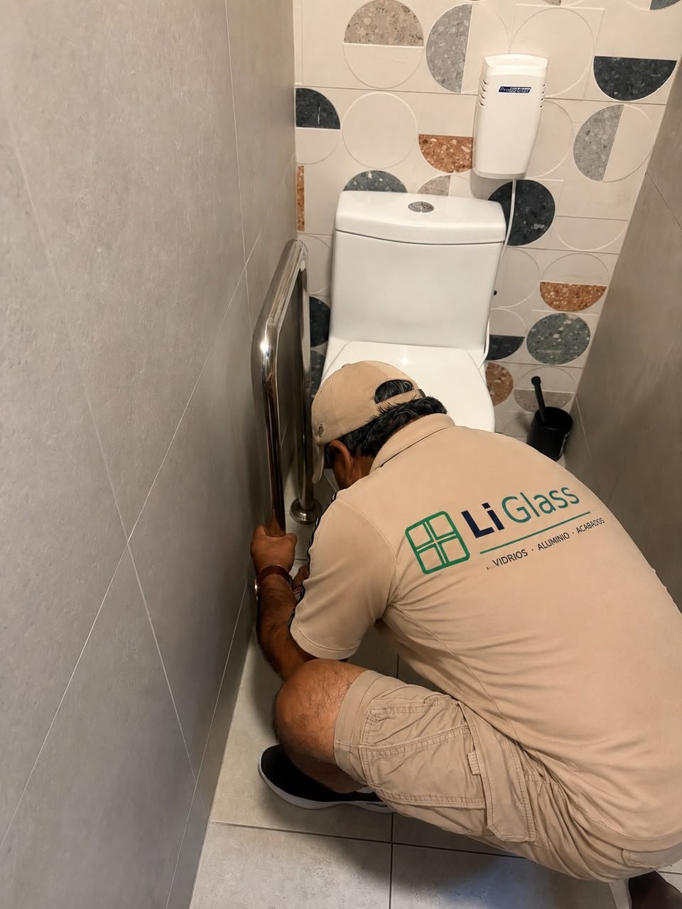 Técnico de LiGlass instalando un pasamanos de acero