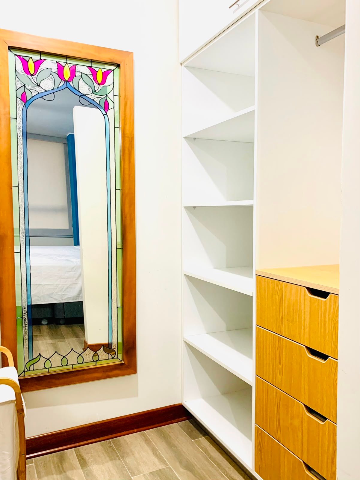 Closet de melamine con espejo integrado