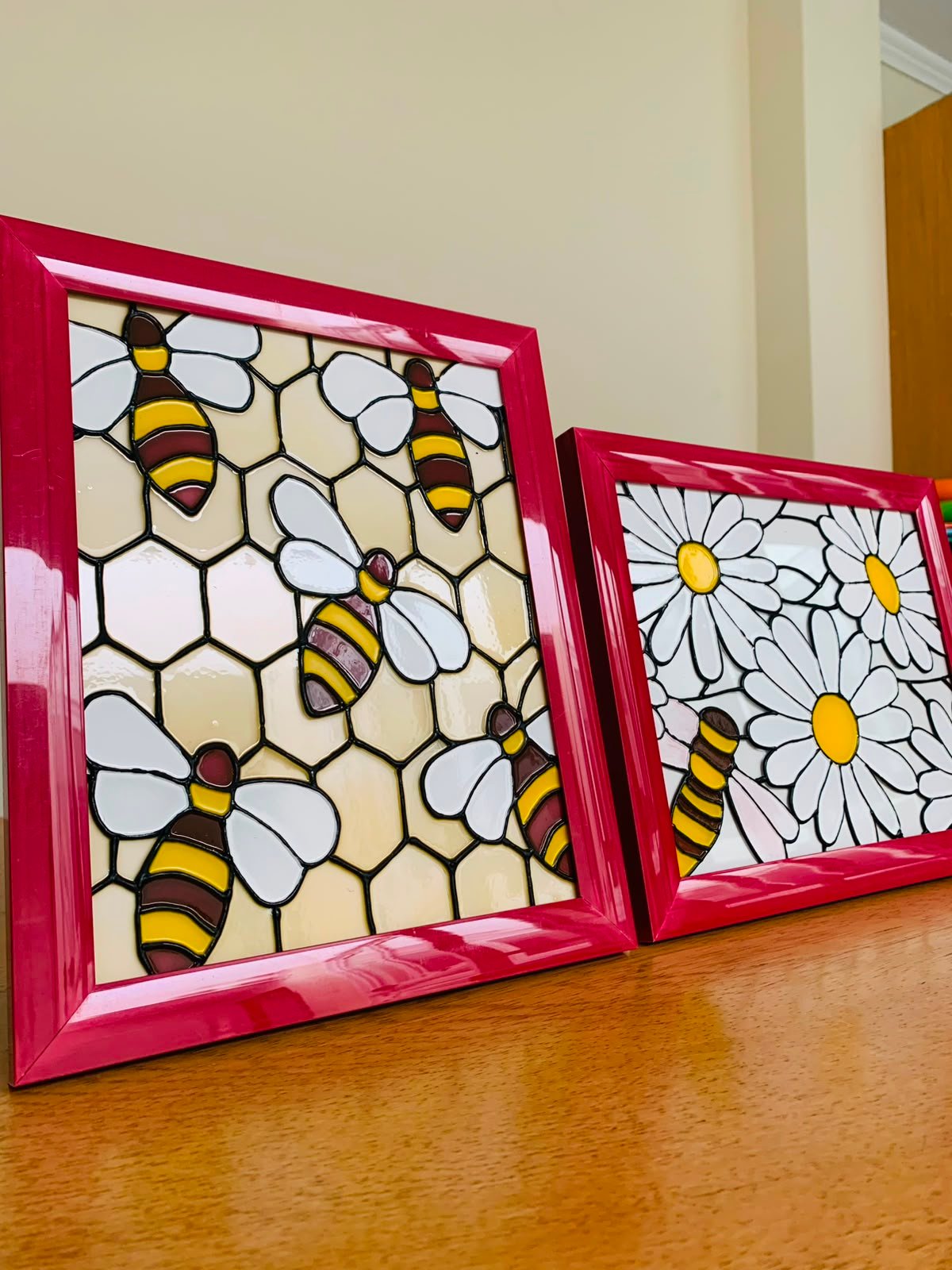 Vitral de abejas y margaritas enmarcado