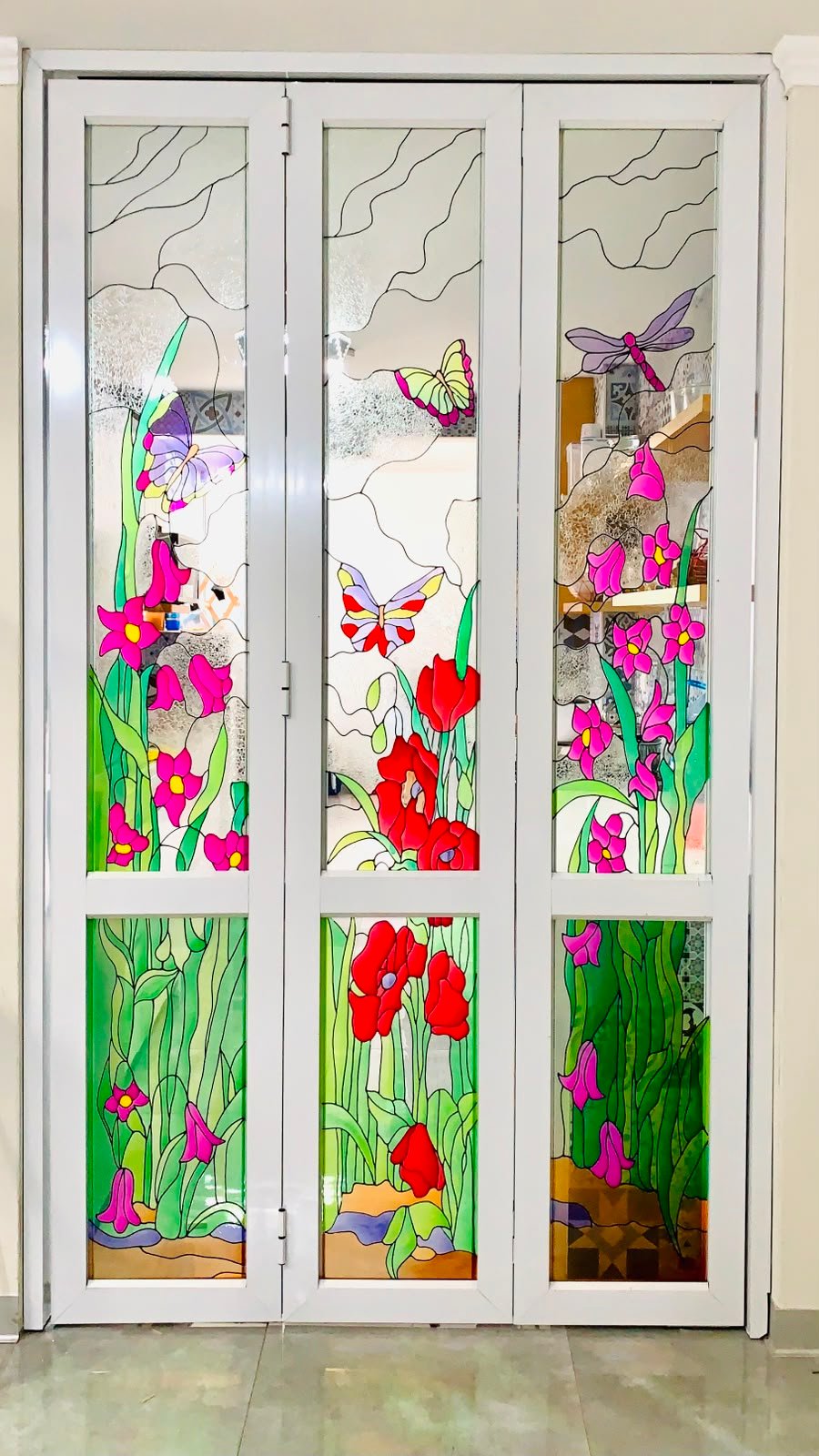 Vitral de flores y mariposas en puerta plegable