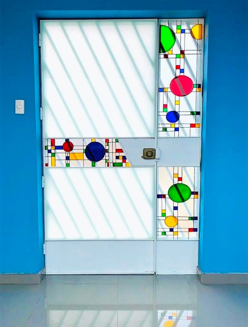 Vitral geométrico en puerta de ingreso