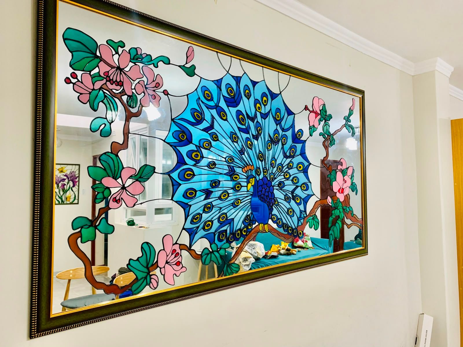 Vitral artístico de pavo real pintado a mano